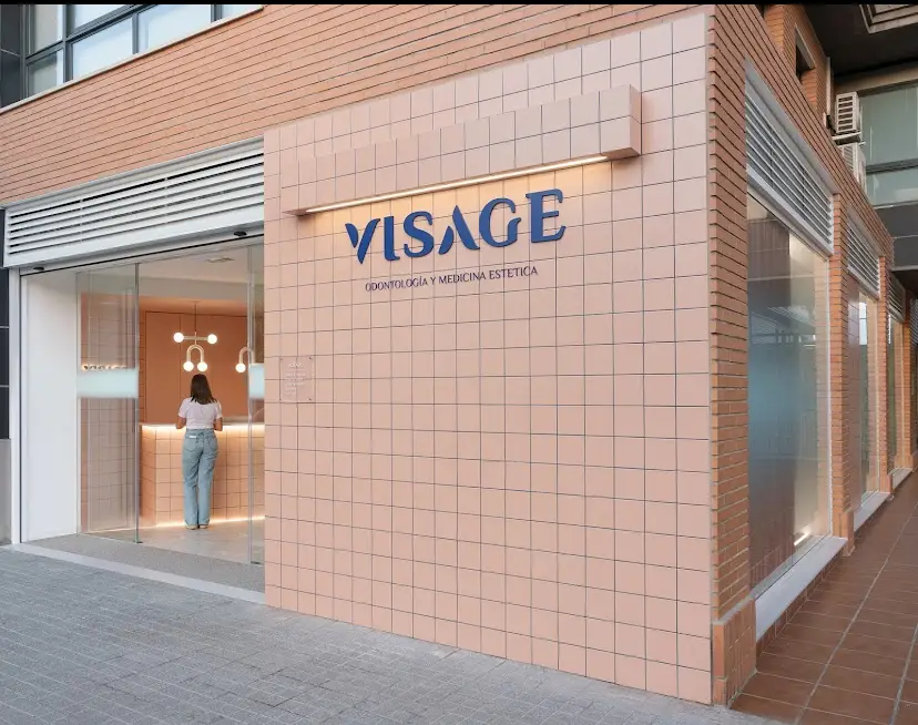 Fachada de la clínica Visage con rótulo visible