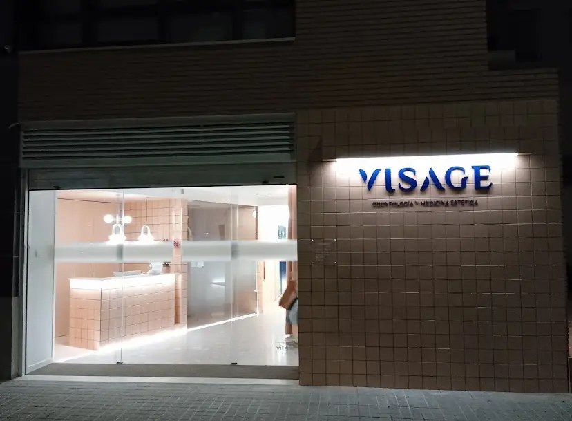 Fachada de la clínica Visage con entrada acristalada